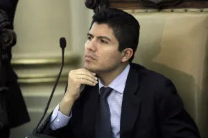 Eduardo Rivera deja botada la ciudad por “reunión de trabajo” en Francia