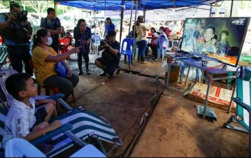 Luchan por sacar a niños antes de que suba el agua en la cueva