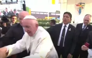 Video: Jalones de fieles hacen explotar a Francisco