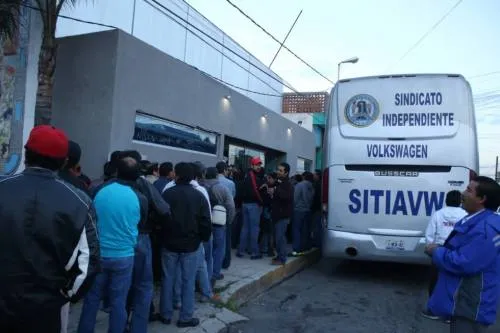 Sigue el estira y afloja; VW aumenta oferta a 4% y trabajadores reducen pretensión a 8%