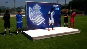 Carlos Vela presenta nuevo uniforme de la Real Sociedad