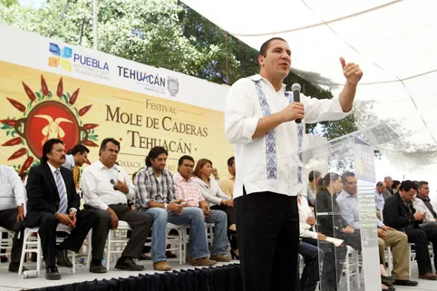 Asiste Moreno Valle al tradicional Festival Mole de Caderas