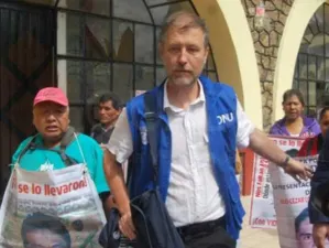 Comisionado de la ONU se reúne con padres de los 43