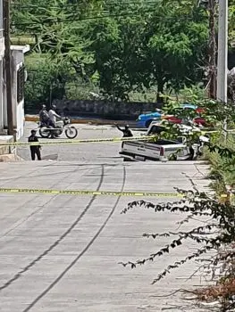 De película, sujeto mata a rival, huye y arrolla a mujer y él muere en volcadura