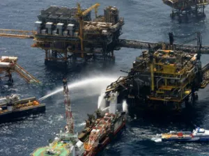 Pemex reporta incendio en plataforma; hay dos muertos