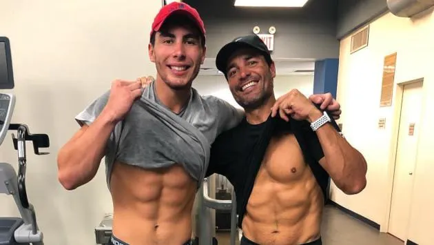 Hijo de Chayanne debuta como modelo y así luce