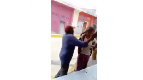 Hombre derriba a mujer al golpearla sin razón aparente, en Tlaxcala