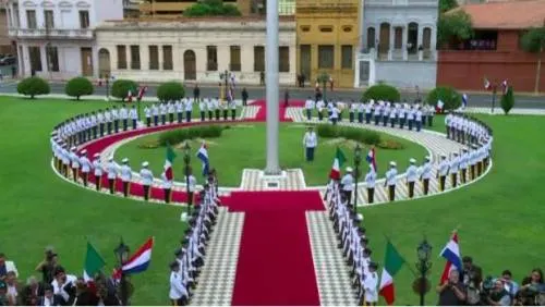 Video: Reciben a Peña con bandera de México sin escudo en Paraguay