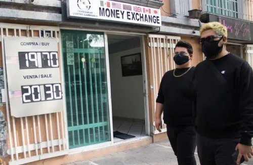 Peso gana terreno frente al dólar, en un nivel que no se veía desde marzo