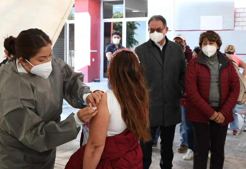 Supervisan titulares de SEP estatal y federal vacunación a maestros