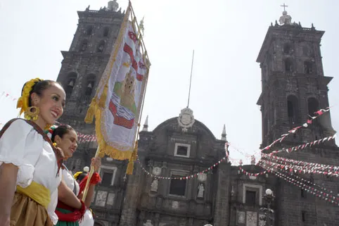 Recorre el pendón de la ciudad el centro histórico