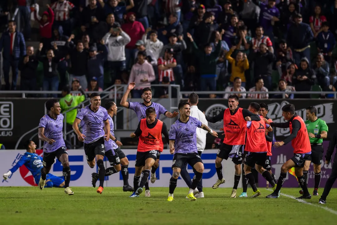 Mazatlán le arrebata a Chivas una victoria en la última jugada del partido