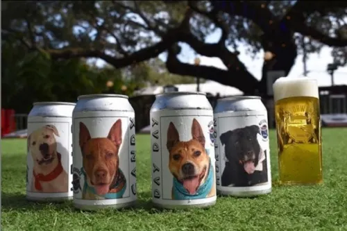 Impulsan adopción de perros a través de latas de cerveza