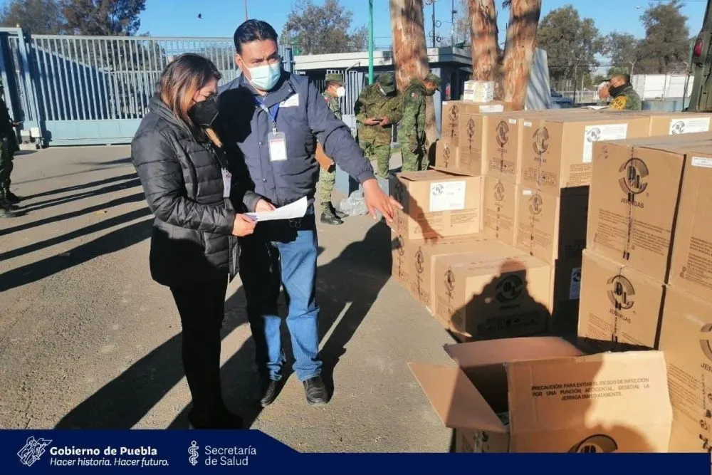 Puebla recibe cargamento de vacunas contra el Covid-19 para personas de la tercera edad 