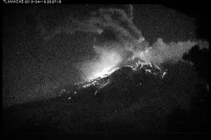 Popocatépetl arroja material y ceniza