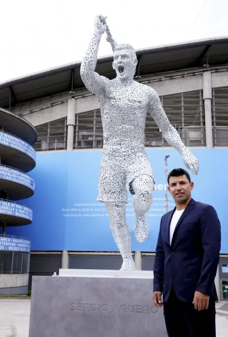 Manchester City rinde homenaje al Kun Agüero con una estatua