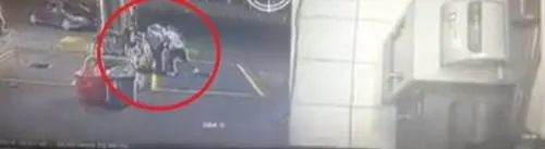 Asaltantes de gasolinera nalguean a empleada