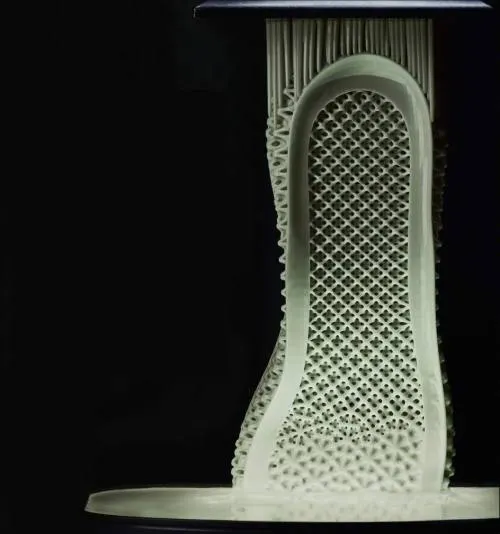 Adidas lanza unos tennis impresos en 3D mediante un láser que solidifica un líquido