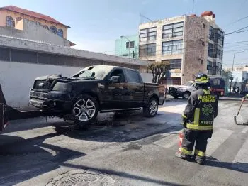 Se incendia camioneta de regidor capitalino en inmediaciones de El Carmen en Puebla capital