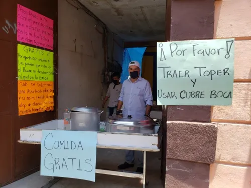 Familia poblana regala comida en la contingencia