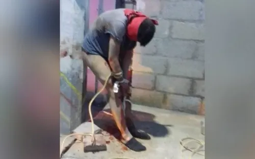 Golpean y atan a un poste de luz a presunto delincuente en Amozoc