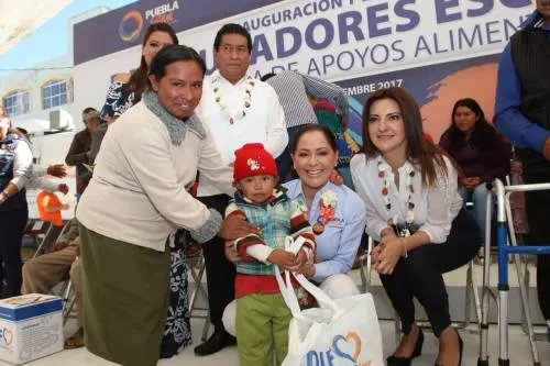 Dinorah López beneficia a las familias de Zautla con programas alimentarios