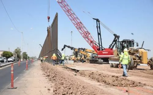A punto de caerse el “nuevo” muro de Trump en la frontera con México