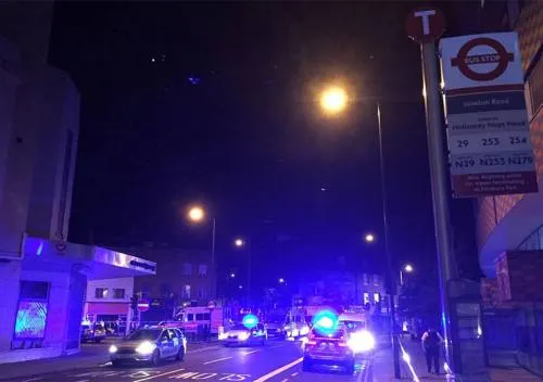 Vehículo arrolla a peatones en Londres cerca de una mezquita; reportan víctimas