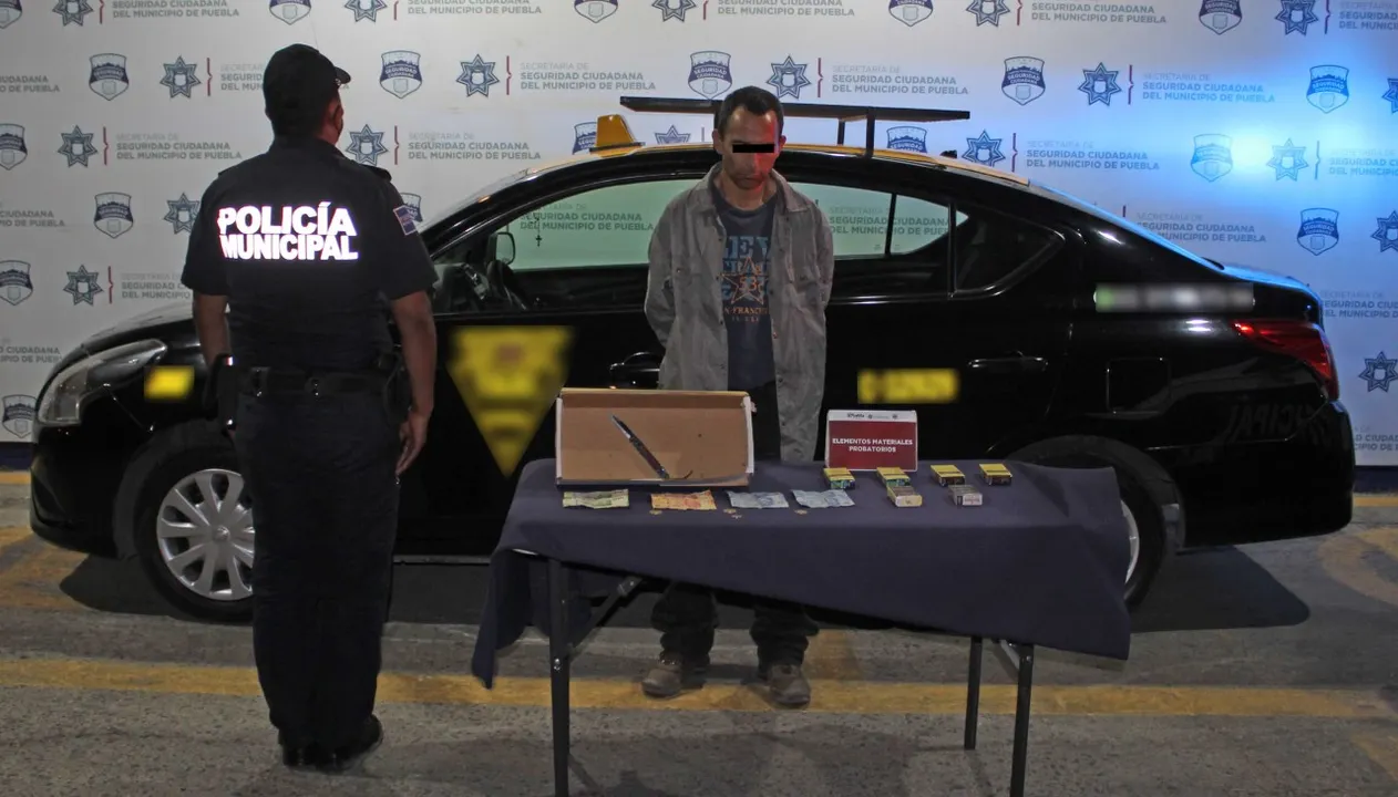 Detuvo policía municipal de Puebla a probable asaltante de tienda OXXO