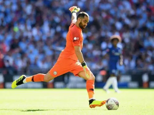Manchester City confirma lesión de Claudio Bravo, podría perderse toda la temporada