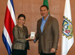 Entrega RMV Medalla 5 de Mayo a ex presidenta de Costa Rica