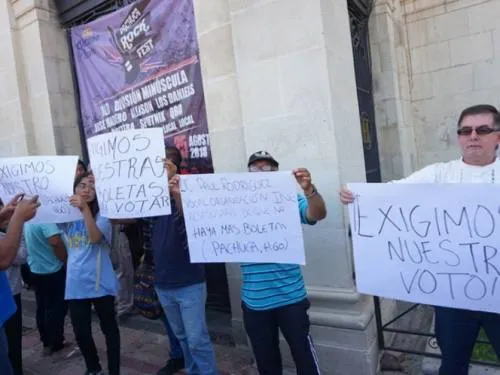 Insuficientes boletas en casillas especiales, ciudadanos exigen su voto