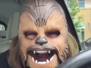 VIDEO: Mujer con máscara de Chewbacca se vuelve viral
