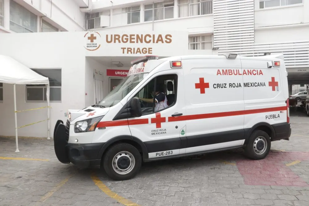 Transporte público tira a abuelito en la colonia Azcárate en Puebla
