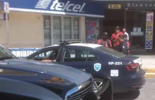 A punta de pistola, asaltan Telcel en Plaza Loreto
