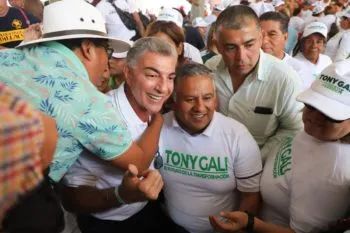 Reaparece Tony Gali en el arranque de campaña de su hijo