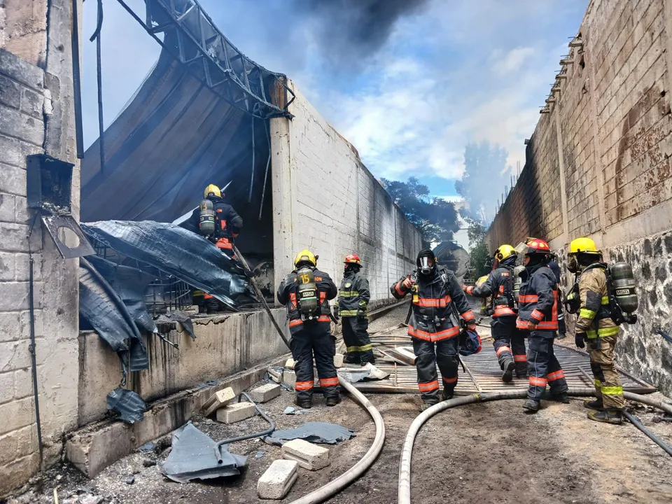Autoridades controlan el incendio en San Gregorio Atzompa tras evacuaciones y cierres viales
