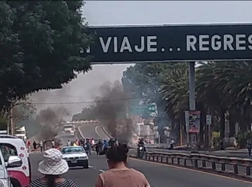 Bloquean entrada a Texmelucan