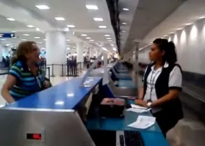 Senadora del PRD humilla a empleada de línea aérea