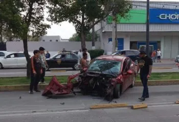 Impactante accidente en la 11 Sur y 105 Poniente; el motor del vehículo salió proyectado