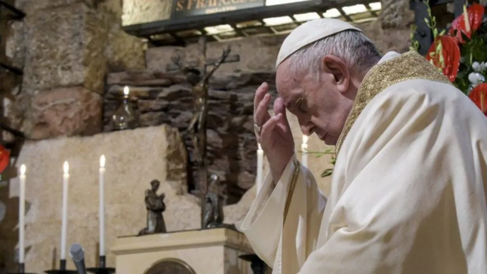 El Papa evita disculparse por caso de niños indígenas muertos en Canadá