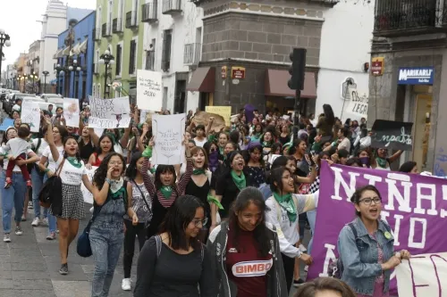 Marchan por la despenalización del aborto en Puebla
