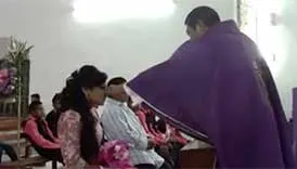 VIDEO: Sacerdote agrede y exhibe a quinceañera