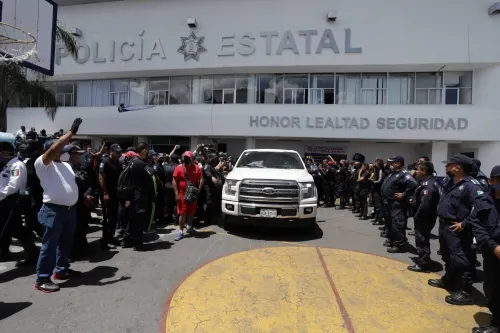 Concluye manifestación de policías; acuerdan con gobierno estatal aumento salarial del 20%