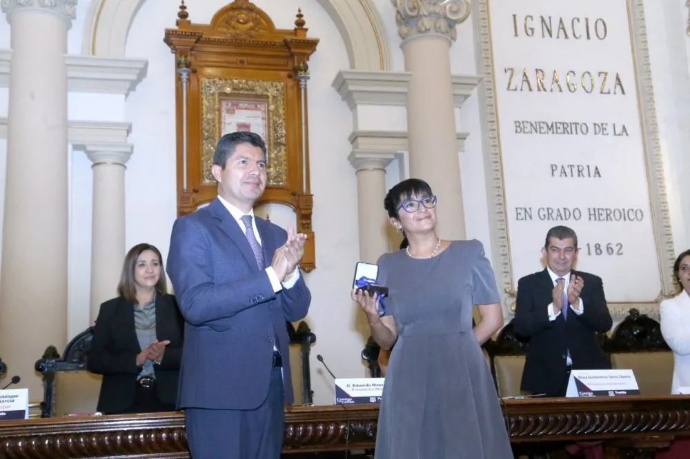 Eduardo Rivera Pérez entrega la presea Puebla de Zaragoza al fotógrafo Raúl Gil