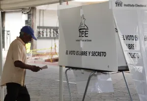 Triángulo amoroso deja un herido afuera de casilla