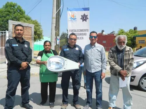 Una calle más iluminada, es una calle con más seguridad en  el municipio de Cuautlancingo