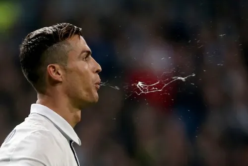 Proponen “pintar de amarillo” a futbolistas que escupan en el campo de juego