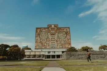 UNAM puede abrir más espacios para estudiantes con mayor austeridad administrativa, plantea Sheinbaum