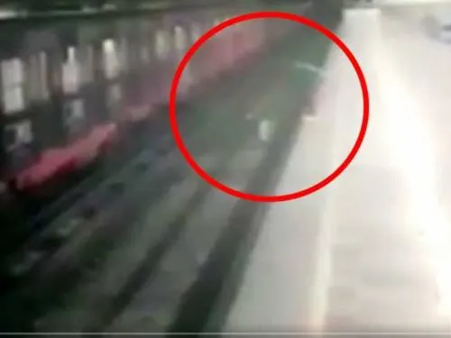 Video: Mujer arroja a su hija a las vías del Metro